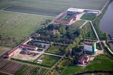 Vue aérienne de Propriété d'une ferme dans la vallée du Pô en bordure de champs cultivés à Lodigiana en Émilie-Romagne à le quartier Lodigiana in Fiscaglia dans le département Ferrara, Italie