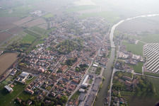 Vue aérienne de Migliarino dans le département Émilie-Romagne, Italie