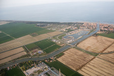 Vue aérienne de Casalborsetti dans le département Émilie-Romagne, Italie