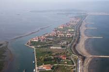 Vue aérienne de Développement résidentiel sur la péninsule du Lido di Venecia dans le quartier San Pietro in Volta à Venise à San Pietro in Volta dans le département Vénétie, Italie
