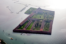 Vue aérienne de Lido de Venise, Lazzaretto Vecchio à Venezia dans le département Vénétie, Italie