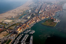 Sottomarina à Faro dans le département Vénétie, Italie d'un drone