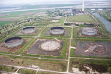 Vue aérienne de Réservoirs et centrales électriques et tours d'échappement de la centrale électrique au fioul à l'embouchure du Pô en Centrale Enel à le quartier Centrale Enel in Porto Tolle dans le département Rovigo, Italie