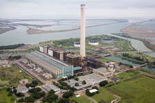 Vue aérienne de Réservoirs et centrales électriques et tours d'échappement de la centrale électrique au fioul à l'embouchure du Pô en Centrale Enel à le quartier Centrale Enel in Porto Tolle dans le département Rovigo, Italie