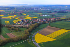 Vue aérienne de Village sur l'Unkenbach vu du nord à le quartier Mönchstockheim in Sulzheim dans le département Bavière, Allemagne