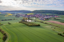Vue aérienne de Hofsee vu de l'est à le quartier Geusfeld in Rauhenebrach dans le département Bavière, Allemagne