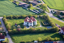 Vue aérienne de Cinq tours comme immeubles résidentiels en Theinheim à le quartier Theinheim in Rauhenebrach dans le département Bavière, Allemagne