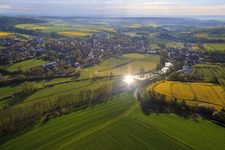 Vue aérienne de Vue du village sur la Rauhe Ebrach depuis l'ouest à le quartier Schönbrunn in  Steigerwald in Schönbrunn im Steigerwald dans le département Bavière, Allemagne