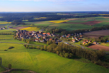 Vue aérienne de Vue du village depuis le nord-ouest à le quartier Unterneuses in Burgebrach dans le département Bavière, Allemagne