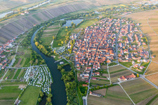 Vue aérienne de Paysage viticole des régions viticoles à Nordheim am Main dans le département Bavière, Allemagne