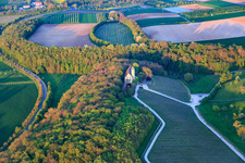 Vue aérienne de Boutique de vins du château de Hallburg sur la rivière Main à Volkach dans le département Bavière, Allemagne