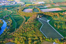 Vue aérienne de Boutique de vins du château de Hallburg sur la rivière Main à Volkach dans le département Bavière, Allemagne