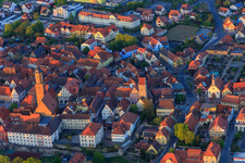 Vue aérienne de Vieille ville avec Saint-Barthélemy et la Tour des Voleurs à Volkach dans le département Bavière, Allemagne