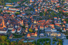 Photographie aérienne de Vieille ville avec Saint-Barthélemy et la Tour des Voleurs à Volkach dans le département Bavière, Allemagne