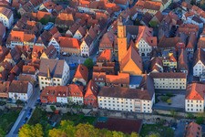 Vue aérienne de Vieille ville avec place du marché, hôtel de ville et Saint-Barthélemy à Volkach dans le département Bavière, Allemagne
