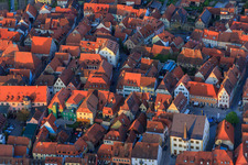 Vue aérienne de Vieille ville avec place du marché, hôtel de ville et Spitalgasse à Volkach dans le département Bavière, Allemagne