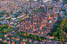 Vue aérienne de Vieille ville historique vue du nord-ouest à Volkach dans le département Bavière, Allemagne