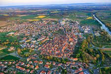 Vue aérienne de Vieille ville historique vue du nord-ouest à Volkach dans le département Bavière, Allemagne
