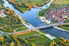 Vue aérienne de Pont principal Volkach, centrale hydroélectrique Volkach et transition vers le canal principal à la boucle principale à Volkach dans le département Bavière, Allemagne