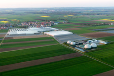 Vue aérienne de Toits en verre dans les rangées de serres pour la culture de fleurs et dômes d'une usine de biogaz par Gartenbau Gernert à le quartier Oberspiesheim in Kolitzheim dans le département Bavière, Allemagne