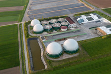Photographie aérienne de Toits en verre dans les rangées de serres pour la culture de fleurs et dômes d'une usine de biogaz par Gartenbau Gernert à le quartier Oberspiesheim in Kolitzheim dans le département Bavière, Allemagne