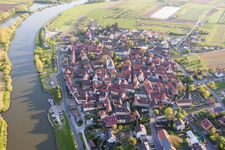 Vue aérienne de Les rives du Main à le quartier Obereisenheim in Eisenheim dans le département Bavière, Allemagne