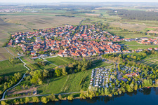 Vue aérienne de Les rives du Main-Aue à Sommerach dans le département Bavière, Allemagne