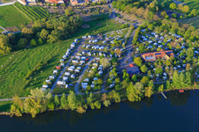 Vue aérienne de Camping Katzenkopf au bord du Main à Sommerach dans le département Bavière, Allemagne