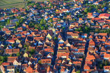 Vue aérienne de Place de l'église avec Saint-Eucharis à Sommerach dans le département Bavière, Allemagne