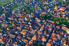 Vue aérienne de Rue principale à Sommerach dans le département Bavière, Allemagne