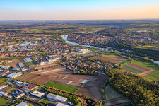 Vue aérienne de Vue sur la ville sur les rives du Main à Kitzingen dans le département Bavière, Allemagne