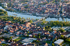 Vue aérienne de Rivière - structure de pont sur le Main dans le district d'Etwashausen à Kitzingen dans le département Bavière, Allemagne