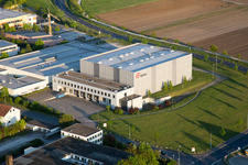 Vue aérienne de Zone commerciale et implantation d'entreprise Flugplatzstraße dans le quartier d'Etwashausen à Kitzingen dans le département Bavière, Allemagne
