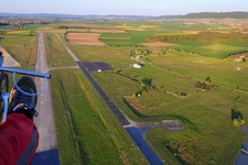 Vue aérienne de Piste de l'aéroport Kitzingen - EDGY à le quartier Hoheim in Kitzingen dans le département Bavière, Allemagne