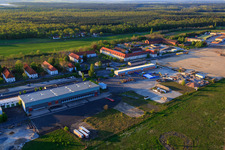 Vue aérienne de FRITSCH MHK4 et Guesthouse MOWO se connectent à l'aéroport à le quartier Hoheim in Kitzingen dans le département Bavière, Allemagne