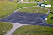 Vue aérienne de Piste avec zone de circulation de l'aérodrome LSC dans le district d'Etwashausen à le quartier Hoheim in Kitzingen dans le département Bavière, Allemagne