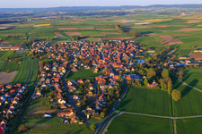 Vue aérienne de Vue du village depuis l'ouest à Großlangheim dans le département Bavière, Allemagne