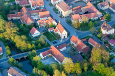 Vue aérienne de Bâtiment d'église au centre du village à le quartier Laub in Prichsenstadt dans le département Bavière, Allemagne