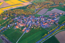 Vue aérienne de Vue du village depuis l'ouest à le quartier Brünnau in Prichsenstadt dans le département Bavière, Allemagne