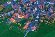 Vue aérienne de Centre du village vu de l'ouest à le quartier Brünnau in Prichsenstadt dans le département Bavière, Allemagne