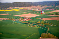 Vue aérienne de Parapente au-dessus de la ville à le quartier Wiebelsberg in Oberschwarzach dans le département Bavière, Allemagne