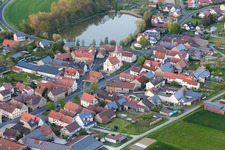 Vue aérienne de Zones riveraines du lac Vögniter à le quartier Mönchstockheim in Sulzheim dans le département Bavière, Allemagne