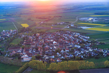 Vue aérienne de Vue du village depuis l'est au coucher du soleil à Sulzheim dans le département Bavière, Allemagne