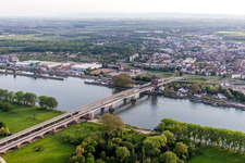 Vue aérienne de Rivière - structure du pont Nibelungenbrücke pour la B47 sur le Rhin à Worms dans le département Rhénanie-Palatinat, Allemagne