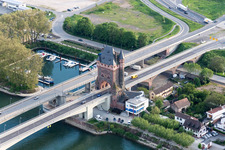 Vue aérienne de Rivière - structure du pont Nibelungenbrücke pour la B47 sur le Rhin à Worms dans le département Rhénanie-Palatinat, Allemagne