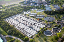 Vue aérienne de Cuves de traitement des eaux usées et étapes de nettoyage pour le traitement des eaux usées de la station d'épuration BASF (Palatinat) à le quartier Mörsch in Frankenthal dans le département Rhénanie-Palatinat, Allemagne