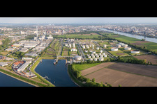 Vue aérienne de Zone industrielle et commerciale avec MTG Bayer GmbH sur l'île de Friesenheimer dans le quartier Industriehafen à le quartier Neckarstadt-West in Mannheim dans le département Bade-Wurtemberg, Allemagne