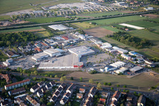 Vue aérienne de Magasin de meubles - Roller Möbel - Mannheim et REWE Center à le quartier Sandhofen in Mannheim dans le département Bade-Wurtemberg, Allemagne