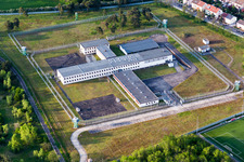 Vue aérienne de Terrain de la prison et clôture de sécurité de la prison militaire de l'ancien aérodrome de Coleman Baracks de l'US Air Force à le quartier Sandhofen in Mannheim dans le département Bade-Wurtemberg, Allemagne