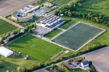 Vue aérienne de École Pestalozzi et terrain en gazon artificiel du Turnverein 1883 eV Lampertheim à Lampertheim dans le département Hesse, Allemagne